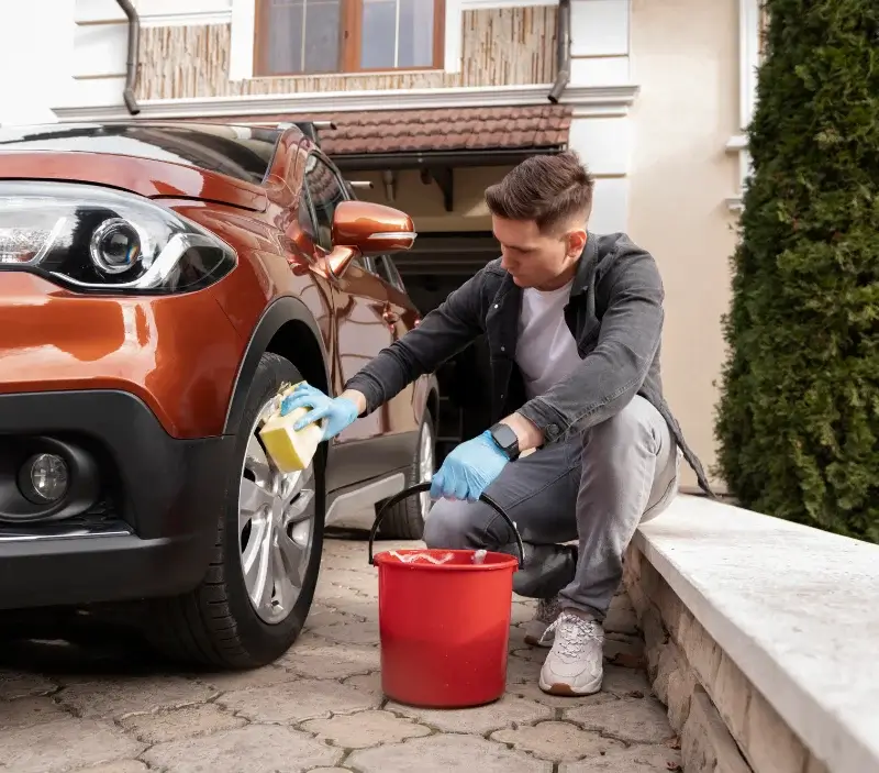 Lavage auto à domicile Saint-Cyr-les-Colons : professionnel intervenant sur un véhicule